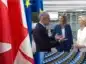 Mike Carney i Ursula von der Leyen na tle PE i flag UE i Kanady.
