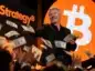 Michael Saylor rozdający pieniądze na tle symbolu Bitcoina i marki Strategy, nawiązujący do planu codziennego naliczania dywidend.