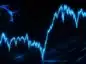 Wykres NASDAQ pnący się w górę, w lewym górnym rogu głowa szarżującego byka. Wykres koloru niebieskiego, tło czarne.