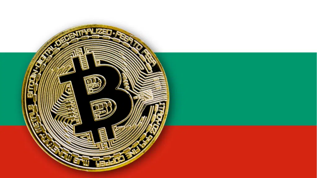 Bitcoin na tle flagi Bułgarii. Bułgaria wprowadziła nowe przepisy, które obejmują kryptowaluty.
