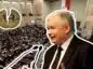 Jarosław Kaczyński przemawia, połamany bitcoin, w tle sejm