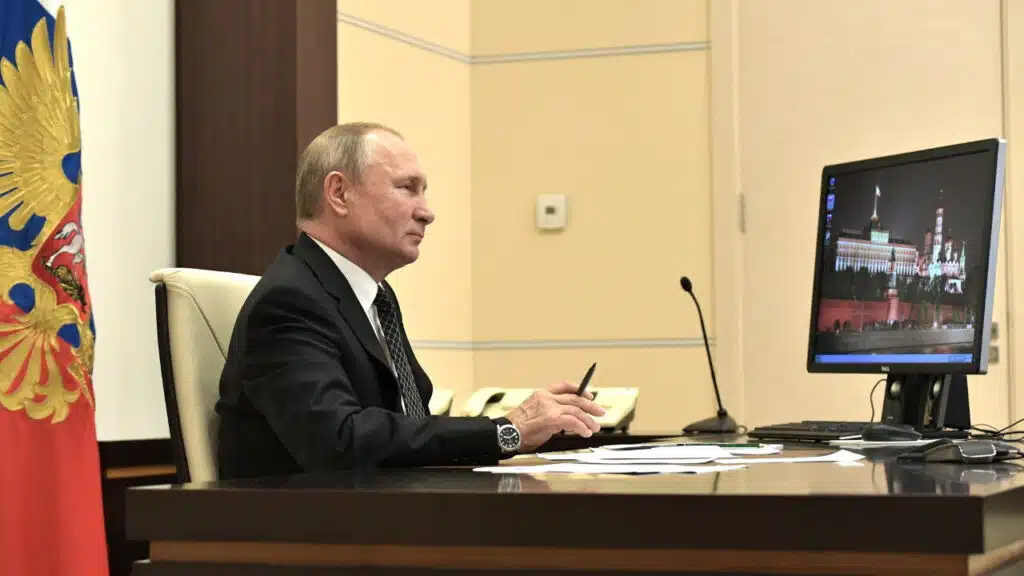 Putin używający komputera