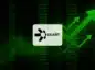 Logo kryptowaluty Quant (QNT) na tle czarno-zielonych wzrostowych strzałek w tle