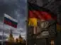 Zamknięty Instytut Goethego w Rosji na tle flag Niemiec i Rosji oraz Kremla w Moskwie.