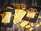 Sztabki złota na drewnianym stole.