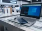 Tani laptop i smartfon.