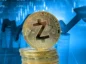 Tokeny Zcash na tle niebieskiego wykresu giełdowego, który pokazuje wzrost.