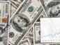 Amerykańskie banknoty oraz naniesiony wykres 10-letnich obligacji USA