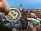 estonia, dłoń trzyma bitcoina