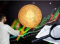 Analityk obserwuje Ethereum.