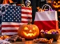 Halloweenowa dynia otoczona słodyczami, czekoladą i torbami zakupowymi w barwach USA oraz Polski. Grafika ilustruje rekordowe wydatki Amerykanów na Halloween i sezonowy wzrost zakupów cukierków w Polsce.