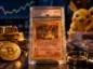 Rzadka karta Pokémon z Charizardem w kolekcjonerskim etui, obok złotych sztabek i monety Bitcoin. W tle wykres giełdowy i figurka Pikachu.