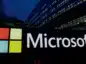 Microsoft siedziba spółki wieczorem, ciemno, neonowe logo