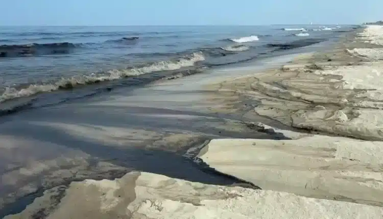 Plaże zalane ropą po atakach na tankowce, krytyczny rurociąg znów pod ogniem