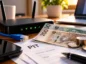 Router Wi-Fi, polskie banknoty i formularz PIT na biurku. Zdjęcie ilustruje planowaną likwidację ulgi internetowej, która pozwalała Polakom odliczać wydatki na internet od dochodu.