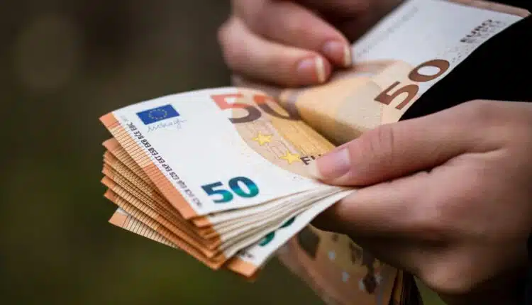 Kurs EUR/USD najniżej od 17 miesięcy. Czy Francja wywoła nowy kryzys strefy euro?