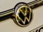 Volkswagen logo na białym aucie