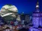 Banknoty polskie na tle panoramy Warszawy.