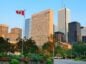 Widok na Bank Kanady na ulicach Toronto i kanadyjską flagę państwową
