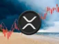 XRP na tle czerwonego wykresu oraz nadciągającej burzy.